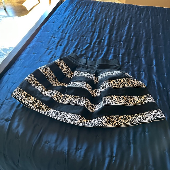 Adorable Black & White Skirt - Picture 5 of 8